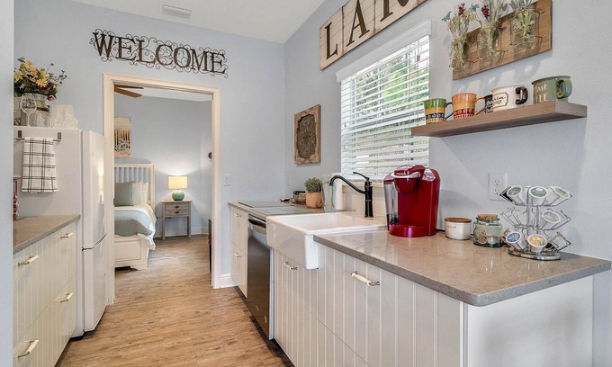 Clermont Cabaña | Hermosa y nueva unidad de 1 dormitorio / 1 baño con vista al lago