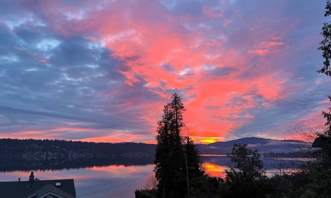 East Lake Hills Casa | Beautiful Lakeview house, centrally located