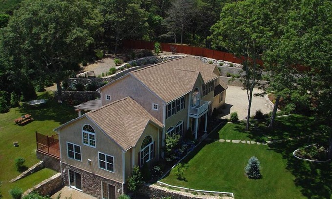 Oak Bluffs Apartamento | Beautiful Landscaped Grounds and Pond & Kayaks