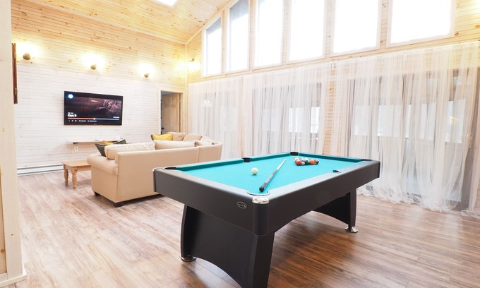 East Stroudsburg Casa | Beautiful Large Chalet close to all Pocono Attractions