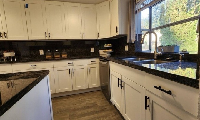 Silver Lake Casa | Beautiful large 4 bedrooms one level home in Everett.