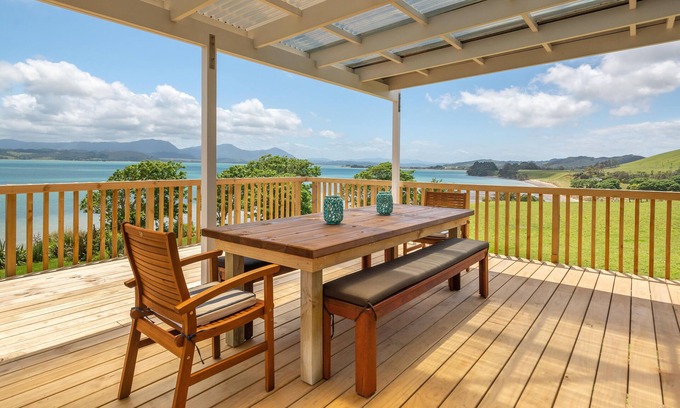 Opononi Casa | Beautiful large 6-Bedroom Coastal Vacation Home with Spa-Pool
