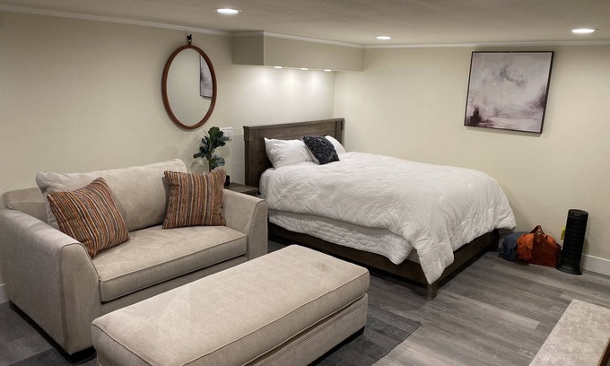 Civic Center Apartamento | Beautiful & Large Garden Level Studio