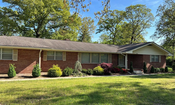 Middle Valley Casa | Beautiful large home on Lake Chickamauga at Dallas Bay with private boat ramp.