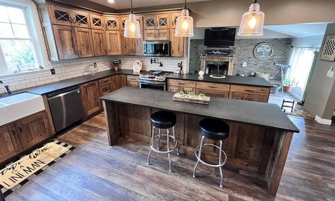 Linton Casa | Beautiful large home with a Fire Place and large kitchen!!