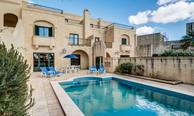 Ta' Għammar Casa | Beautiful large Poolvilla with A/C for max 8 pers, surrounded by large terrace
