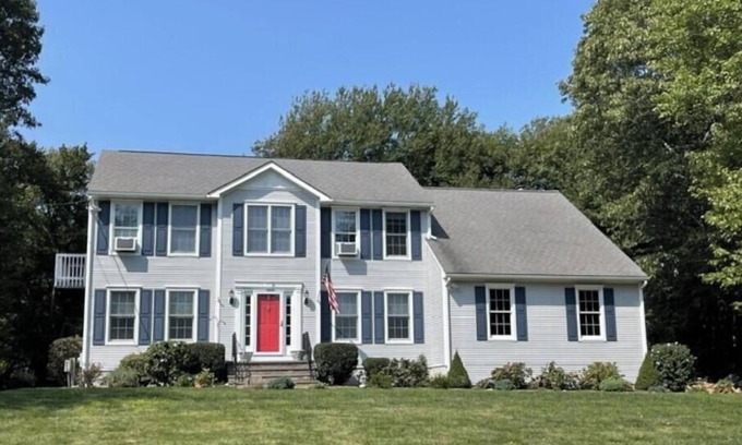 South Kingstown Casa | Beautiful large 4-bedroom house with AC and WiFi: South Kingstown Rhode Island.