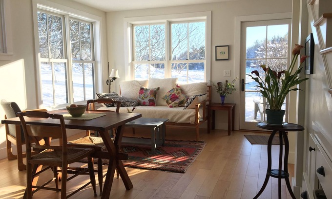 North Ferrisburgh Casa | Beautiful Light Filled Guesthouse in country