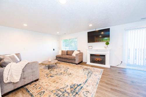 Marylhurst Casa | Beautiful like new home in a quiet neighborhood