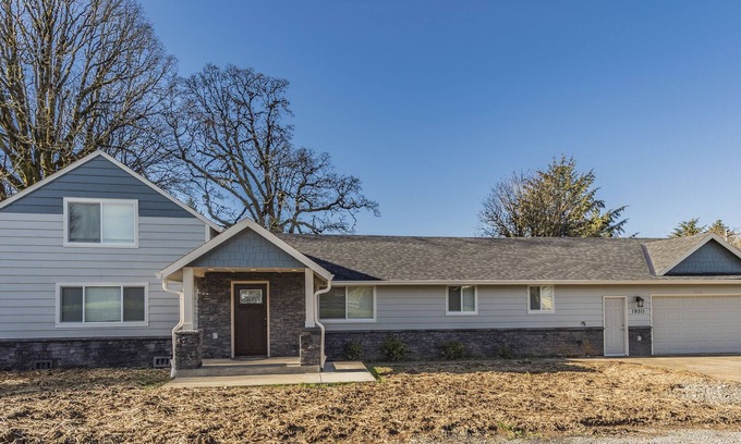 Marylhurst Casa | Beautiful like new home with a large hot tub in a quiet neighborhood on Acreage.