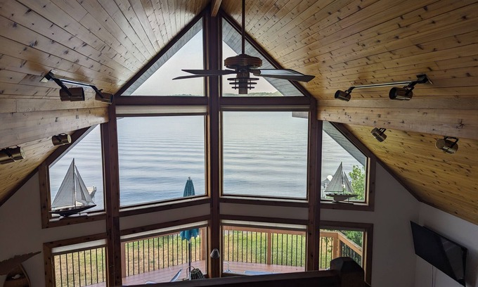 Penn Yan Casa | Beautiful Lindal Cedar Lakefront Retreat on Keuka Lake