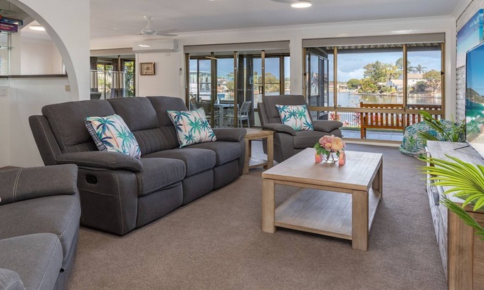 Forster Casa | Beautiful location in Forster Keys with your own private jetty and modern furnishings to relax.