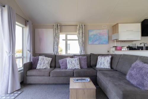 Sheerness Casa | Beautiful lodge - stunning sea views, dog friendly