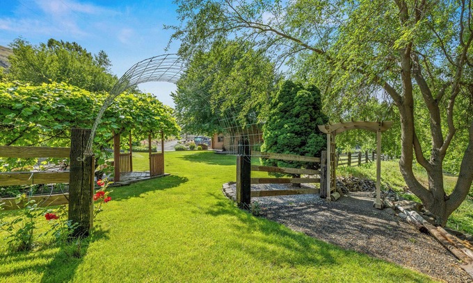 White Bird Casa | Beautiful LOG 3-bedroom house with WiFi, AC in pleasant White Bird