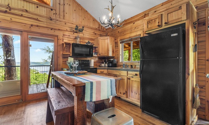 Sylvan Shores Cabina | Beautiful Log Cabin with Amazing Views of Beaver Lake