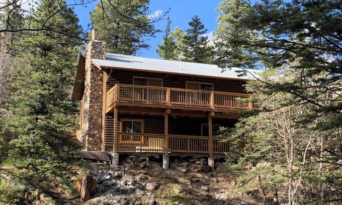 Ruidoso Cabina | Beautiful log cabin high above the Rio Ruidoso River. The Log & Order Cabin.