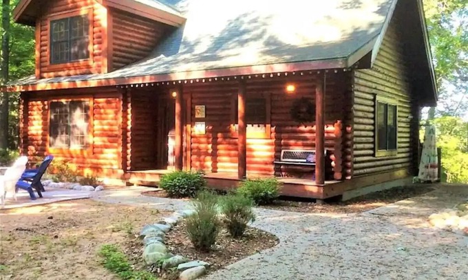 Ludington Cabina | Beautiful log cabin just minutes from the beach!