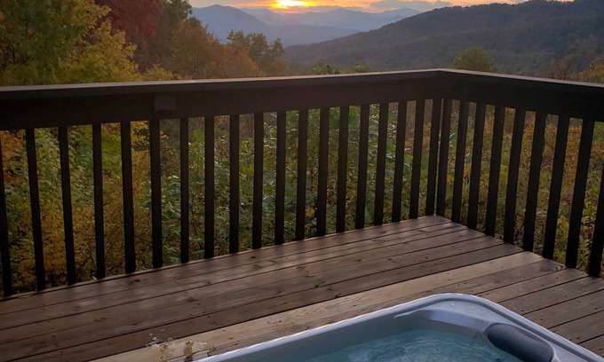 Bryson City Cabina | Hermosa cabaña de troncos, configuración privada, wifi, bañera de hidromasaje, impresionantes vistas
