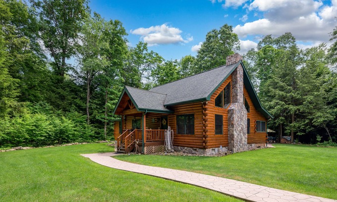 Turkey City Cabina | Hermosa Log Cabin en 17 acres en el noroeste de Pensilvania con bañera de hidromasaje