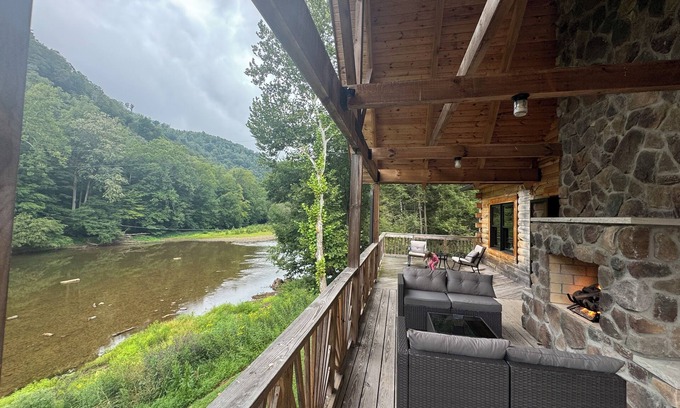 Maysel Cabina | Beautiful Log cabin, River side, dual fire places, breathtaking views, WiFi
