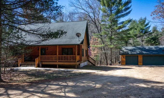 Arkdale Casa | Beautiful Log Cabin Style House 10 min from Petenwell Lake