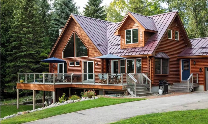 Suttons Bay Casa | Beautiful Log Cabin on the Bay!