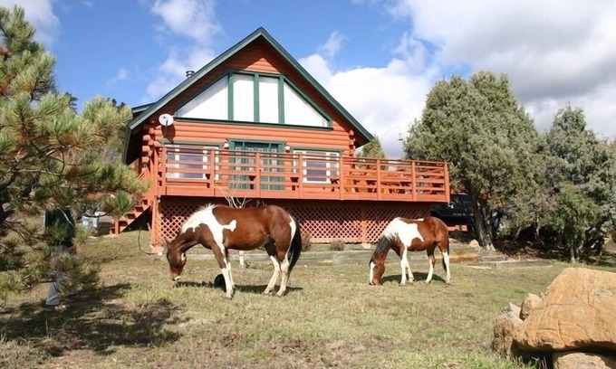 Pagosa Springs Casa | Hermosa casa de registro en cinco acres con instalaciones para caballos!