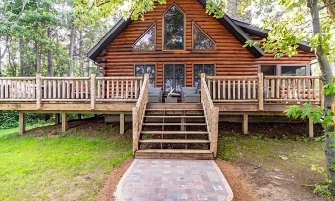Big Bay Casa | BEAUTIFUL LOG HOME ON THE WESTERN SHORES OF LAKE PETENWELL