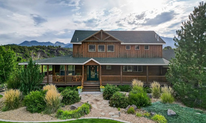 New Harmony Casa | Beautiful log home w/wrap around porch, hot tub & fire pit