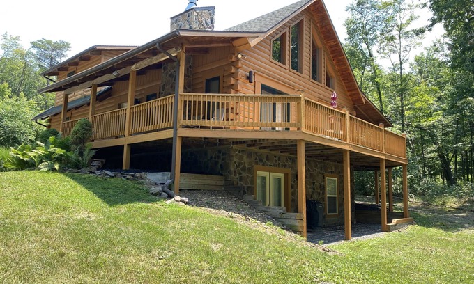 Berkeley Springs Casa | Beautiful Log Chalet/Cabin with Hot Tub