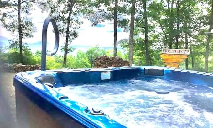 Andrews Cabina | Beautiful Long Range Views in the Smokey Mountains