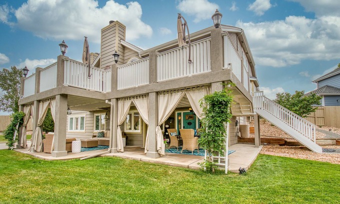 Aurora Casa | Beautiful…Luxe 3 Bed Guest Suite, Private Entrance, Full Kitchen, Patio and WIFI