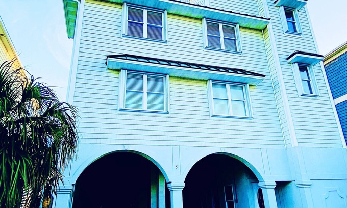 Ocean Isle Beach Casa | Uno de los preciosos gemelos personalizados de OIB: lujo frente al mar