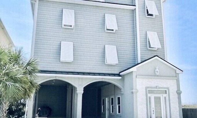Ocean Isle Beach Casa | Uno de los preciosos gemelos personalizados de OIB: ¡lujo frente al mar! Pregunta por los eventos !!