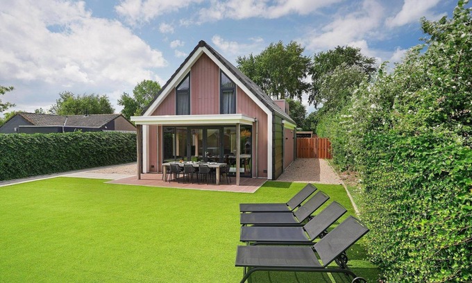 Ouddorp Casa | Beautiful luxury design vacation homes, only two minutes from the beach with jacuzzi, trampoline and porch (dogs allowed).