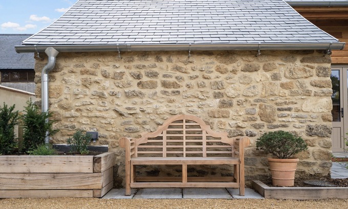 Little Coxwell Casa | Beautiful luxury family holiday barn in Cotswolds with hot tub - pets welcome