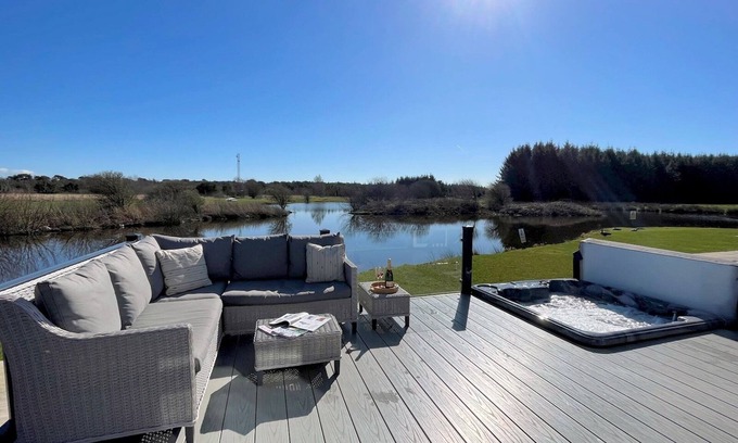 Lockerbie Casa | Beautiful Luxury Lakeside Lodge Hot Tub Views Pass the Keys