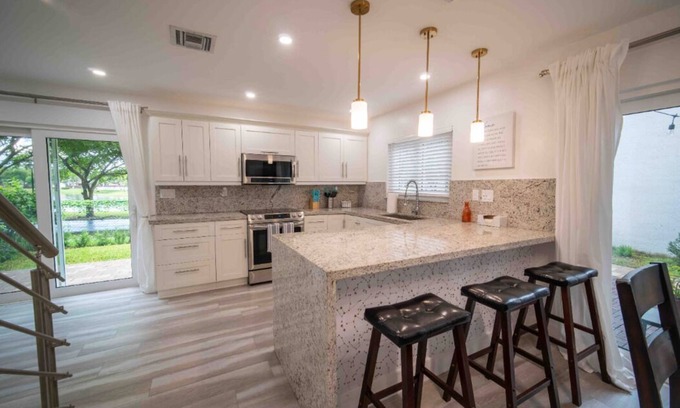 Cutler Bay Casa | Beautiful Miami Family Lake House OR in Tranquil Community 3 Beds/2Bath 6 Guests