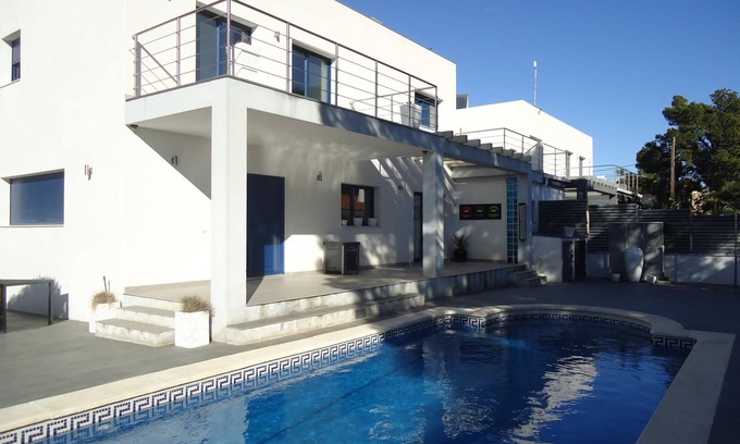 Les Tres Cales Chalet De Esquí | Hermosa casa moderna con piscina privada