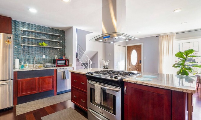 Annandale Casa | Beautiful Modern 4BR/2.5BA House in a Central Area in NoVA