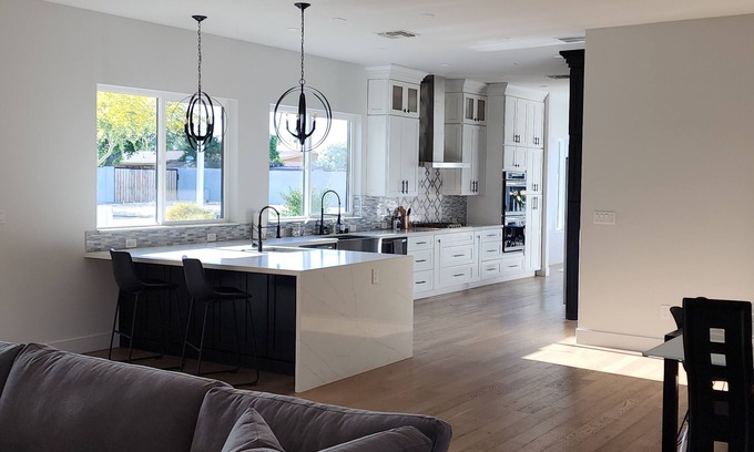 Avant Casa | Beautiful Modern 5 BR house, pool, sand volleyball court near Kierland & Quarter