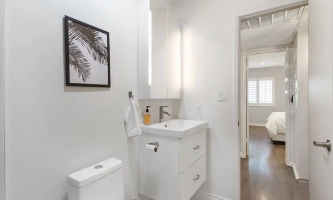Tarzana Condominio | Beautiful Modern Condo by Ventura Blvd