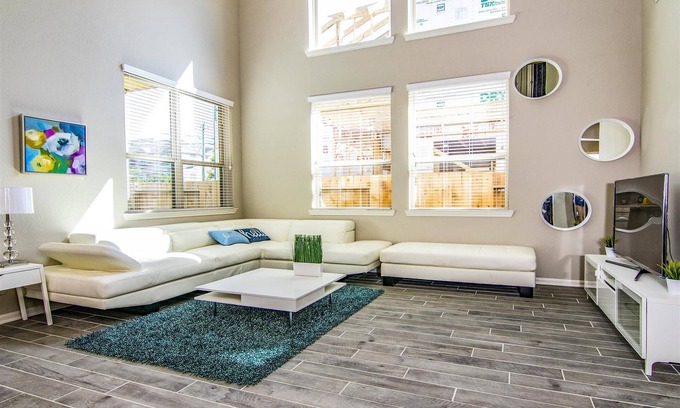 Central Southwest Casa | Hermosa casa completa moderna 10 millas al centro de la ciudad!