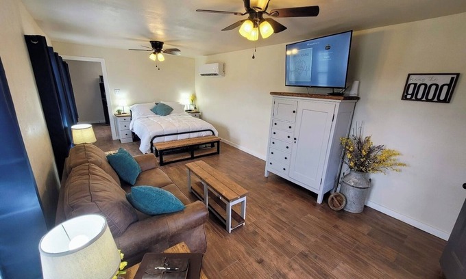 Electra Apartamento | Beautiful Modern Farmhouse Studio Cottage!