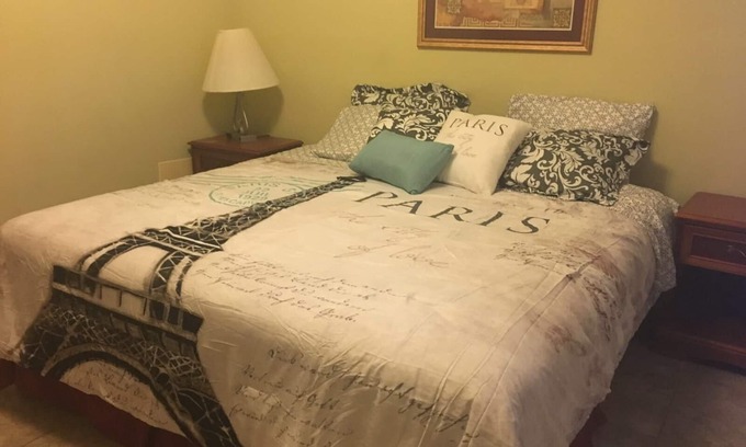 Highland Garden Condominio | Hermoso moderno amueblado 2 dormitorios WiFi, Netflix, lavadora-secadora, café Keurig
