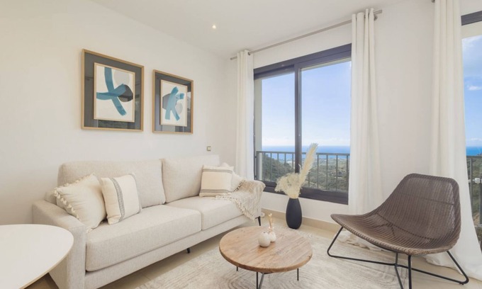 Marbella Apartamento | Apartamento vacacional con increíbles vistas al mar con spa y gimnasio