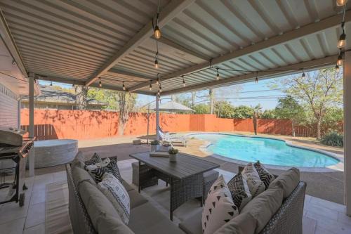 Plano Casa | Beautiful Modern Home Pool for Groups and Families