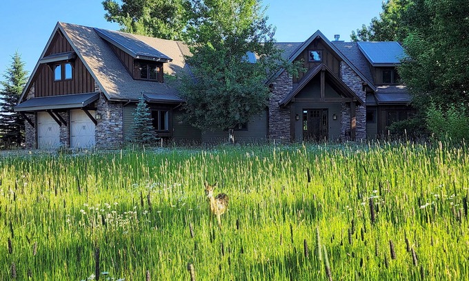 Red Lodge Casa | Beautiful modern home for hiking, skiing, golfing, and Yellowstone! or relaxing.