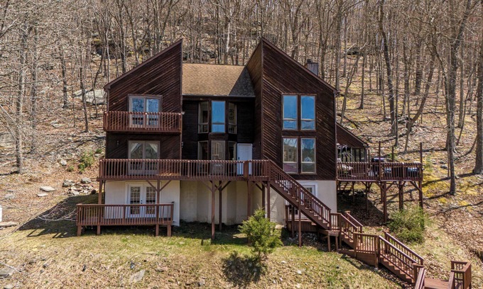 Bushkill Cabina | Beautiful Modern Lodge! Pool Table,8 TVs Wi-Fi Linen provided Central AC