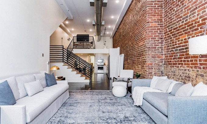 Civil Rights Historic District Casa | Beautiful Modern loft in downtown theatre district